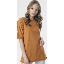 Camelowy T-shirt Raemare. Brązowe bluzki damskie Born2be, xl, bez wzorów, bez kołnierzyka. W wyprzedaży za 44,99 zł.