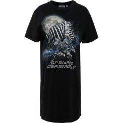 Opening Ceremony COSMIC ZEBRA Sukienka z dżerseju black. Czarne sukienki damskie z falbanami marki Opening Ceremony, z motywem zwierzęcym, z bawełny. Za 929,00 zł.