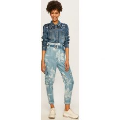 Desigual - Koszula. Niebieskie bluzki damskie Desigual, s, z haftami, z bawełny, klasyczne, z klasycznym kołnierzykiem, z długim rękawem. Za 399,90 zł.