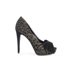 Czółenka Guess FLHA24 FAP07. Czarne czółenka damskie Guess, z aplikacjami, bez obcasa. Za 199,00 zł.