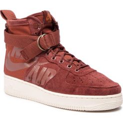 Buty NIKE - Sf Af1 Mid 917753 202 Pueblo Brown/Pueblo Brown. Czerwone półbuty damskie Nike, na co dzień, bez wzorów, ze skóry, bez obcasa, na płaskiej podeszwie, bez zapięcia. W wyprzedaży za 539,00 zł.