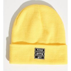 Czapka beanie z naszywką - Żółty. Żółte czapki damskie Sinsay, z aplikacjami. Za 24,99 zł.