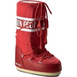 Śniegowce MOON BOOT - Nylon 14004400003 Rosso D. Czerwone kozaki damskie Moon Boot, na zimę, ze skóry ekologicznej, na niskim obcasie, bez zapięcia. W wyprzedaży za 359,00 zł.