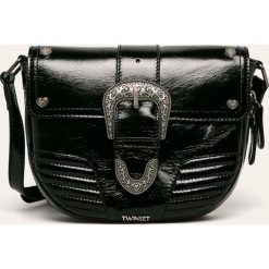Twinset - Torebka skórzana. Czarne listonoszki damskie Twinset, w paski, ze skóry, na ramię, małe, bez dodatków. W wyprzedaży za 739,90 zł.