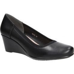 Czarne półbuty na koturnie Sergio Leone 38111. Czarne buty ślubne damskie marki Sergio Leone. Za 88,99 zł.