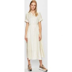 Calvin Klein - Sukienka. Białe sukienki damskie Calvin Klein, na co dzień, s, bez wzorów, z jedwabiu, casualowe, bez kołnierzyka, z krótkim rękawem, krótkie, midi, rozkloszowane. W wyprzedaży za 899,90 zł.