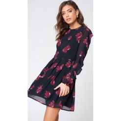 Sukienki: Qontrast X NA-KD Sukienka w kwiaty z falbaną – Multicolor