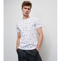 T-shirt z mikroprintem - Biały. Białe t-shirty męskie Reserved, s, bez wzorów, bez kołnierzyka. Za 39,99 zł.