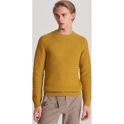 Sweter ze strukturalnym splotem - Żółty. Żółte swetry męskie Reserved, s, bez wzorów, ze splotem, bez kołnierzyka, bez kaptura. Za 139,99 zł.