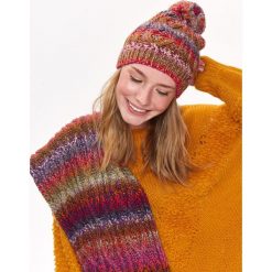 WIELOKOLOROWA CZAPKA. Czerwone czapki damskie Top Secret, bez wzorów, z dzianiny. Za 39,99 zł.