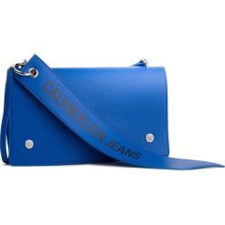 Torebka CALVIN KLEIN JEANS - Logo Banner Shoulder Flap Bag K40K400823 455. Niebieskie torebki klasyczne damskie Calvin Klein Jeans, na co dzień, bez wzorów, z jeansu, eleganckie, bez dodatków. W wyprzedaży za 359,00 zł.