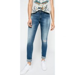 Diesel - Jeansy Livier. Niebieskie jeansy damskie Diesel, z obniżonym stanem. W wyprzedaży za 319,90 zł.