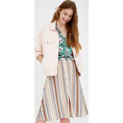 Kolorowa kurtka jeansowa. Różowe kurtki damskie marki Pull&Bear, bez wzorów, z jeansu, bez kaptura. Za 119,00 zł.