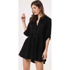 Czarna Sukienka Convolutions. Czarne sukienki damskie Born2be, na co dzień, s, bez wzorów, ze stójką, bez rękawów, mini, rozkloszowane. Za 89,99 zł.