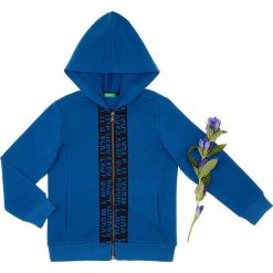 Bluza w kolorze niebieskim. Niebieskie bluzy niemowlęce Benetton Kids, z nadrukiem, z bawełny, bez rękawów, bez kaptura. W wyprzedaży za 62,95 zł.