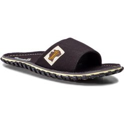 Klapki GUMBIES - Slide Black. Czarne klapki damskie Gumbies, bez wzorów, z tworzywa sztucznego, bez obcasa. W wyprzedaży za 99,00 zł.