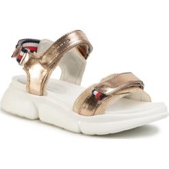 Sandały TOMMY HILFIGER - Velco Sandal T3A2-30643-0896 S Rose Gold 341. Różowe sandały dziewczęce TOMMY HILFIGER, ze skóry ekologicznej, bez zapięcia. Za 299,00 zł.