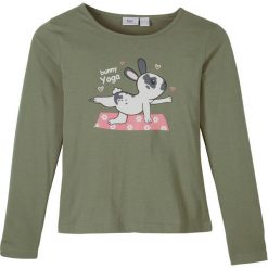 Shirt dziewczęcy z długim rękawem, bawełna organiczna bonprix oliwkowy. Zielone bluzki dziewczęce bonprix, z nadrukiem, z bawełny, bez kołnierzyka, z długim rękawem, długie, bez kaptura. Za 29,99 zł.