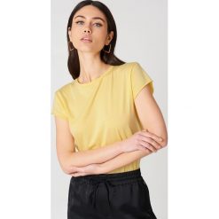 NA-KD Basic T-shirt z surowym wykończeniem - Yellow. Żółte t-shirty damskie marki NA-KD Basic, bez wzorów, z bawełny, z okrągłym kołnierzem. W wyprzedaży za 20,47 zł.