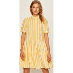 Vero Moda - Sukienka. Żółte sukienki damskie Vero Moda, na co dzień, s, bez wzorów, z bawełny, casualowe, ze stójką, z krótkim rękawem, krótkie, mini, proste. W wyprzedaży za 149,90 zł.