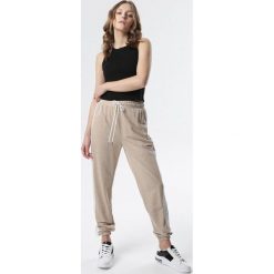 Beżowe Spodnie Hi Candy. Brązowe spodnie damskie Born2be, s, z dresówki. Za 59,99 zł.
