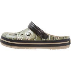 Crocs CROCBAND GRAPHIC Sandały kąpielowe dark camo green. Zielone kąpielówki męskie marki Crocs, z gumy. Za 189,00 zł.