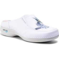 Klapki NURSING CARE - Paris WG4F61 Bad Wolf. Białe klapki damskie Nursing Care, bez wzorów, ze skóry ekologicznej, bez obcasa. Za 299,00 zł.