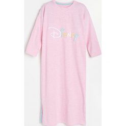 Koszula nocna Disney -. Koszule nocne damskie Reserved, z motywem z bajki, bez kołnierzyka, bez rękawów. Za 39,99 zł.