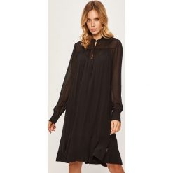 Calvin Klein - Sukienka. Czarne sukienki damskie Calvin Klein, na co dzień, bez wzorów, z wiskozy, casualowe, ze stójką, z długim rękawem, długie, midi, proste. W wyprzedaży za 839,90 zł.