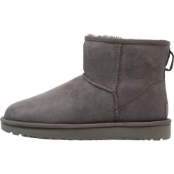 Buty zimowe damskie: UGG CLASSIC MINI II Botki grey