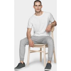 T-shirt męski TSM601 - biały - Outhorn. Białe koszulki męskie Outhorn, m, bez wzorów, bez kołnierzyka. W wyprzedaży za 29,99 zł.