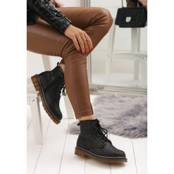 Czarne Botki Agatha. Czarne botki damskie Renee, z kauczuku, z okrągłym noskiem, za kostkę, bez obcasa, na płaskiej podeszwie, na sznurówki. Za 89,99 zł.