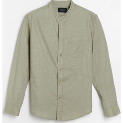 Gładka koszula slim fit ze stójką -. Koszule męskie Reserved, s, bez wzorów, ze stójką, bez rękawów. Za 89,99 zł.