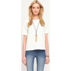 BLUZA NIEROZPINANA DAMSKA WE WZORY. Szare bluzy damskie Top Secret, z dzianiny, z krótkim rękawem, krótkie. Za 39,99 zł.