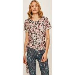 Femi Stories - T-shirt Savi. Topy damskie Femi Stories, s, z nadrukiem, z elastanu, z krótkim rękawem. W wyprzedaży za 139,90 zł.