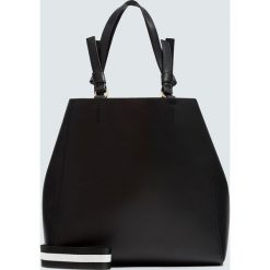 Czarna torebka shopper z dwukolorowym paskiem. Czarne torby damskie na zakupy Pull&Bear, bez wzorów, bez dodatków. Za 99,90 zł.