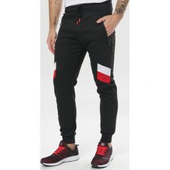 Czarne Spodnie Raenia. Czarne spodnie męskie Born2be, xl, bez wzorów, z dresówki. W wyprzedaży za 59,99 zł.