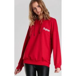 Czerwona Bluza Super Woman. Czerwone bluzy damskie Renee, s, z napisami, z jeansu, z długim rękawem, długie, z kapturem. Za 79,99 zł.