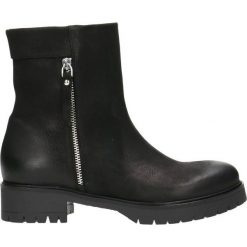 Botki DONATA. Czarne botki damskie Gino Rossi, ze skóry, rockowe, na wysokim obcasie, bez zapięcia. Za 299,90 zł.
