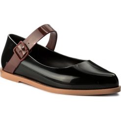 Półbuty MELISSA - Mary Jane Ad 32333 Black 53258. Czarne półbuty damskie Melissa, na co dzień, bez wzorów, z tworzywa sztucznego, bez obcasa, na płaskiej podeszwie, bez zapięcia. W wyprzedaży za 199,00 zł.