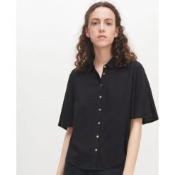Koszula oversize z krótkim rękawem - Czarny. Czarne koszule damskie Reserved, bez wzorów, bez kołnierzyka, z krótkim rękawem. Za 69,99 zł.