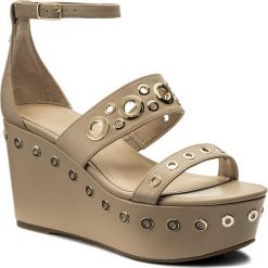 Sandały GUESS - Niomi FLNIO1 ELE03 CAMEL. Brązowe klapki damskie Guess, z aplikacjami, ze skóry ekologicznej, bez obcasa, na obcasie. W wyprzedaży za 329,00 zł.