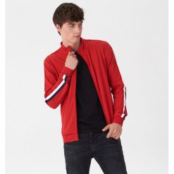 Bluza z lampasami - Czerwony. Czerwone bluzy męskie House, s, bez wzorów, bez kołnierzyka, bez rękawów, bez kaptura. Za 69,99 zł.