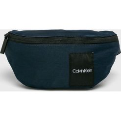 Calvin Klein - Nerka. Niebieskie walizki marki Calvin Klein, w paski, z poliesteru, małe. Za 229,90 zł.