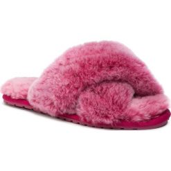 Kapcie EMU AUSTRALIA - Mayberry Frost W12013 Berry. Różowe klapki damskie EMU Australia, bez wzorów, ze skóry, bez obcasa. W wyprzedaży za 189,00 zł.