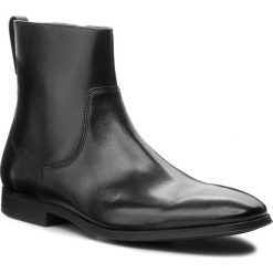 Kozaki CLARKS - Gilman Zip 261362187 Black Leather. Czarne buty zimowe męskie Clarks, z materiału. W wyprzedaży za 349,00 zł.