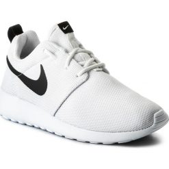 Buty NIKE - Roshe One 844994 101 White/White/Black. Białe buty sportowe damskie Nike, na co dzień, bez wzorów, z tworzywa sztucznego, bez obcasa, na płaskiej podeszwie, bez zapięcia. W wyprzedaży za 209,00 zł.