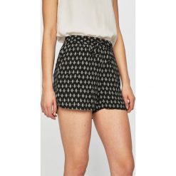 Vero Moda - Szorty. Czarne szorty damskie Vero Moda, s, z aplikacjami, z wiskozy, casualowe. W wyprzedaży za 29,90 zł.