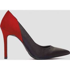 NA-KD Shoes Satynowe szpilki Block Color - Black,Red,Multicolor. Czerwone szpilki marki NA-KD Shoes, bez wzorów, z satyny, na wysokim obcasie, na obcasie, bez zapięcia. W wyprzedaży za 60,88 zł.