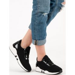 MODNE BUTY SPORTOWE. Czarne buty sportowe damskie marki Merg, bez wzorów, bez zapięcia. Za 53,00 zł.
